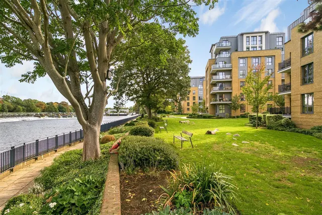 Pinewood Gardens, Teddington, TW11, photo 3