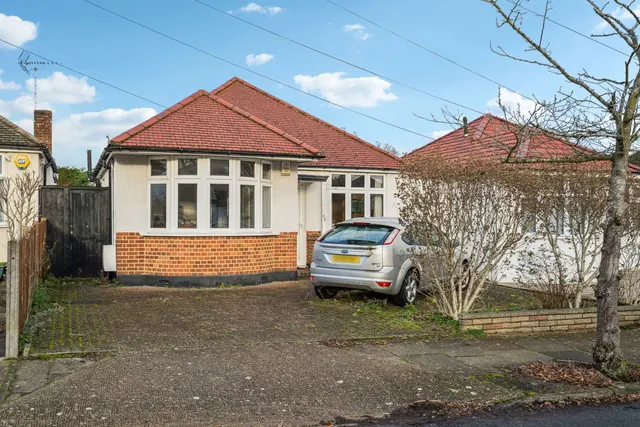 Woodford Crescent, Pinner, HA5, photo 1
