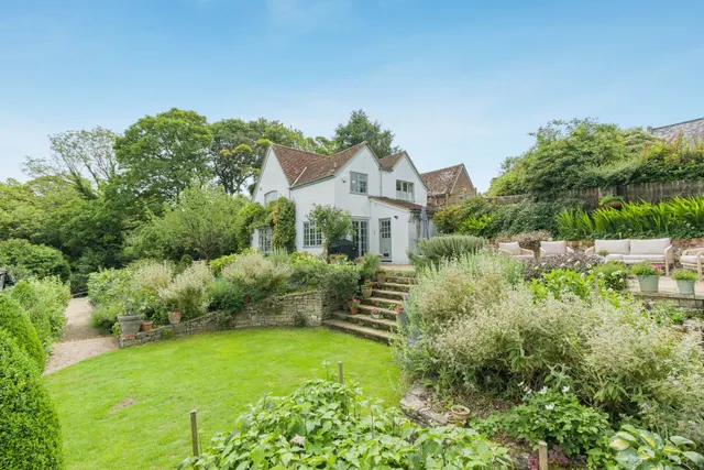 Ellesborough Road, Butlers Cross, photo 1