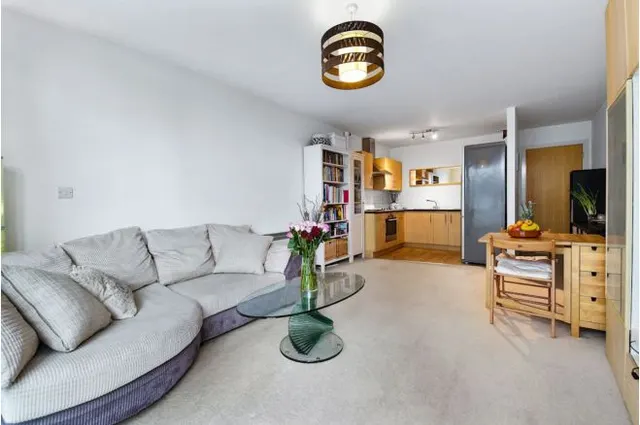 352 Queenstown Road, London, photo 1