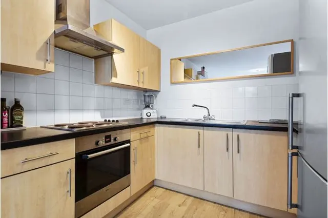 Photo 3 — 352 Queenstown Road, London