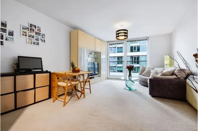 Photo 2 — 352 Queenstown Road, London