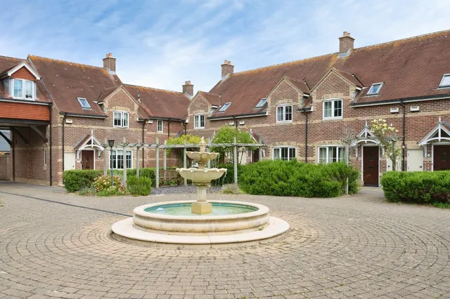 Fountain Square, Hayling Island, PO11, photo 1