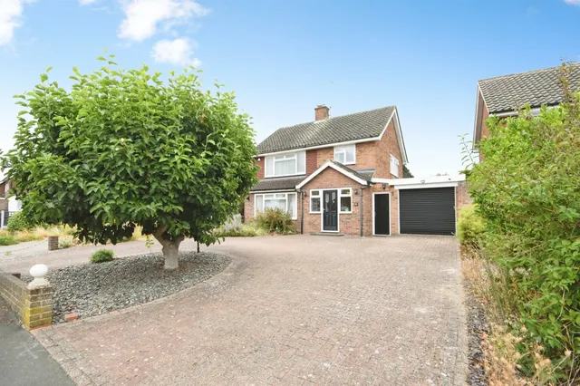 4 bedroom house — Britten Crescent, Great Baddow, Chelmsford