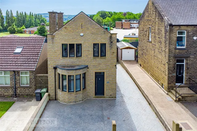Blackmoorfoot Road, Crosland Moor, HD4, photo 1
