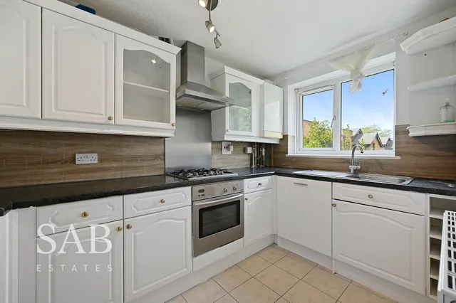 Buckingham Avenue, Perivale, UB6, photo 3