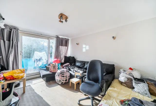 Photo 3 — Radnor Close, Mitcham, CR4 1XU