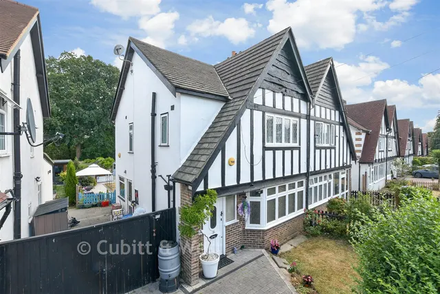 Court Avenue, Coulsdon, CR5, photo 1