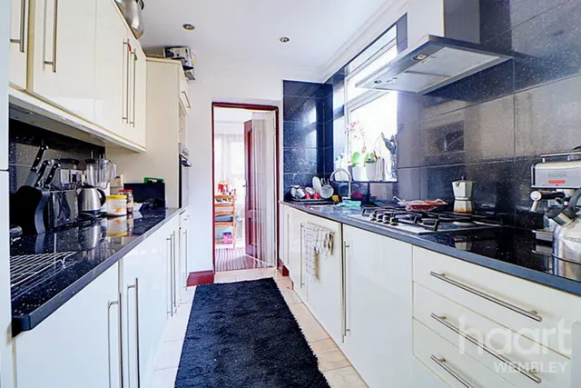 Barn Hill Estate, HA9, photo 3