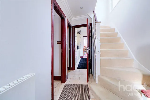 Barn Hill Estate, HA9, photo 1