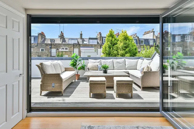 4 bedroom house — Eagle Place, London, SW7 3RG