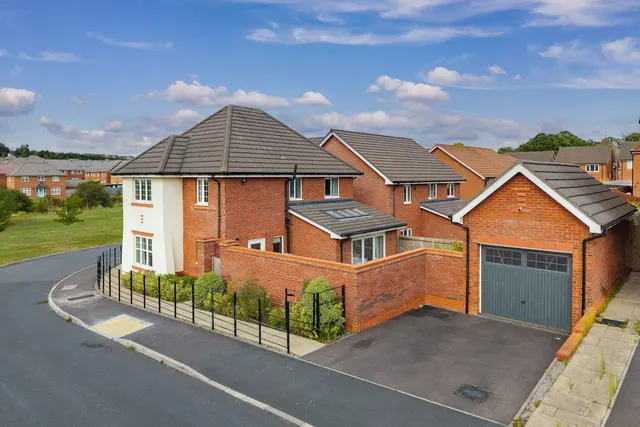Norton Road, Mosley Common, M28, photo 3