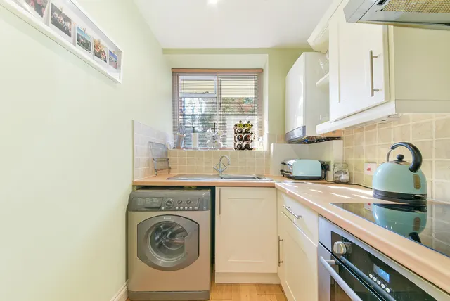 York Road, London, SW11, photo 2