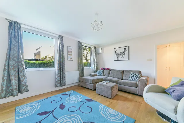 York Road, London, SW11, photo 3