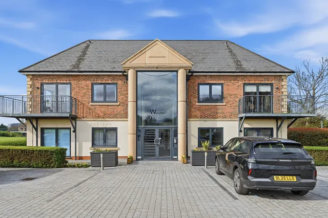 1 bedroom flat, Abridge Road, IG7