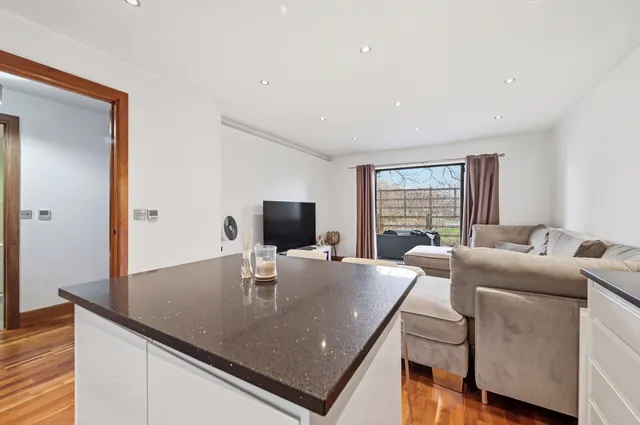 Abridge Road, IG7, photo 3