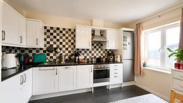 bed Apartment For SaleBennett Close, Hounslow, TW4, photo 2