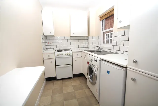 West Wycombe Road, High Wycombe, HP12, photo 3