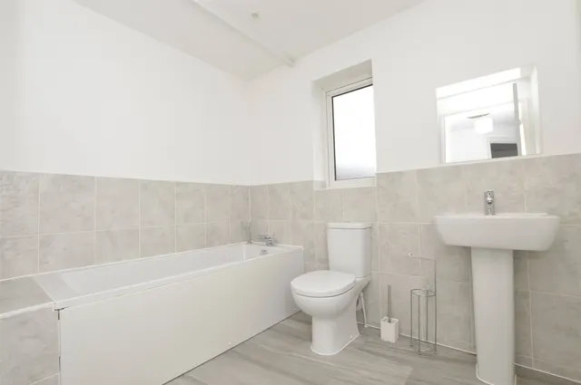 Photo 2 — Gratton Road, Horley, RH6 8NW