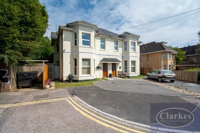 2 bedroom flat, Methuen Close, Springbourne