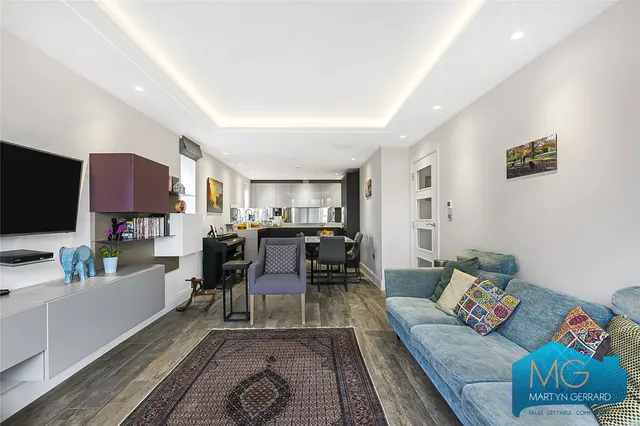 Freshfield Drive, Southgate, N14, photo 2