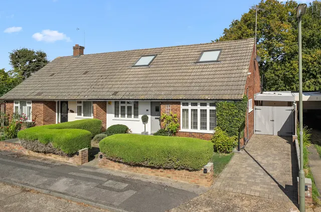 Rosefield Gardens, Ottershaw, KT16, photo 1