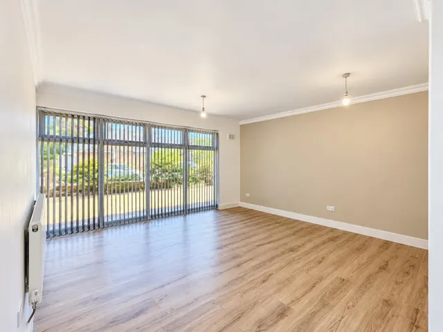 bed Apartment For SaleMark Close, Southall, UB1, photo 2