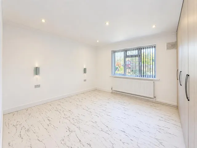 bed Apartment For SaleMark Close, Southall, UB1, photo 3