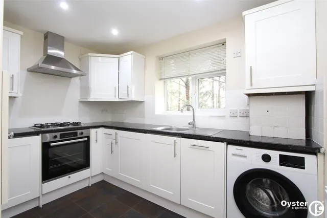 Edgwarebury Lane, Edgware, HA8, photo 2