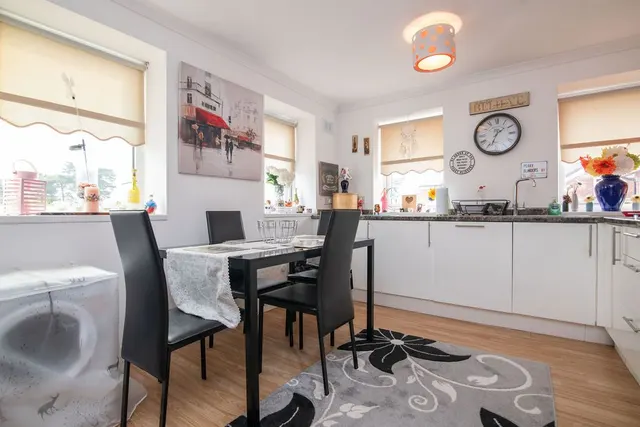 Photo 3 — Flat 3, 30 High Street, Studley, B80 7HJ