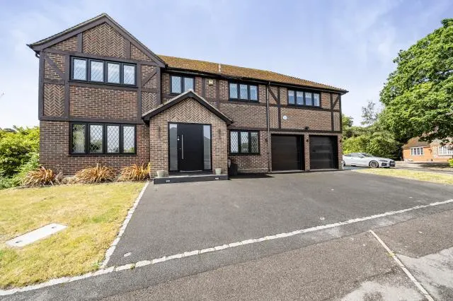 Sorrel Drive, Lightwater, GU18, photo 1
