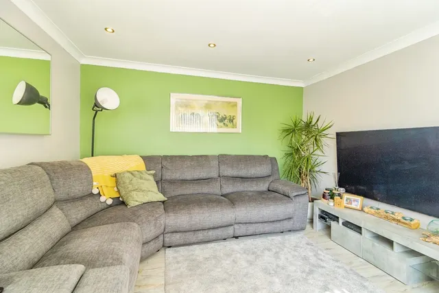Photo 2 — Thames Close, Bletchley, Milton Keynes, Buckinghamshire, MK3