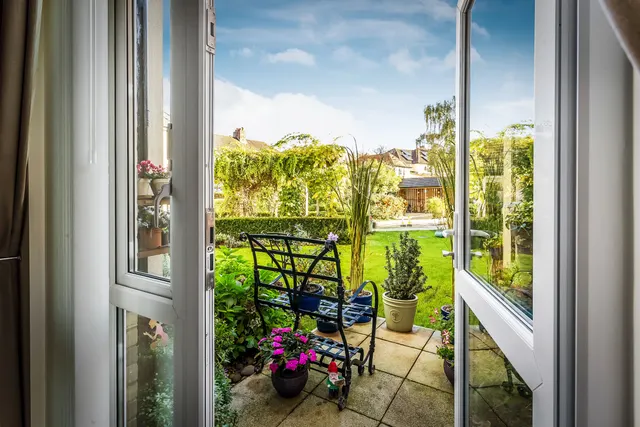 Kingston Avenue, Leatherhead, KT22, photo 2