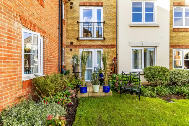 Kingston Avenue, Leatherhead, KT22, photo 3