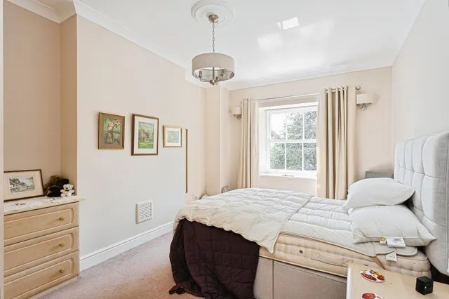 Hett Close, RH17, photo 2