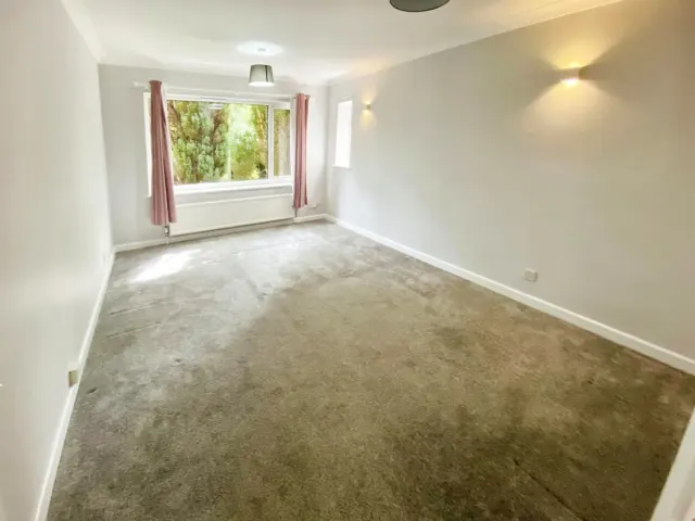 Stirling Road, photo 2