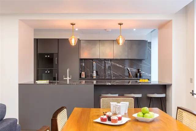 Golden Square, Soho, W1F, photo 2