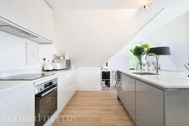 Ruxley Lane, Epsom, KT19, photo 2