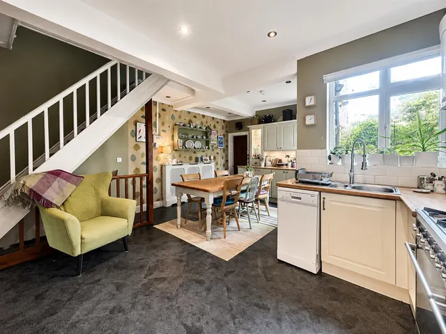 Highfield Avenue, Sale, M33, photo 3