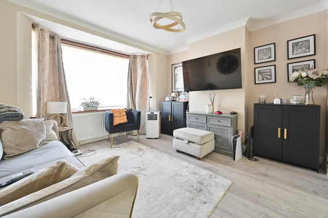 Photo 3 — 31 Gade Avenue, Watford