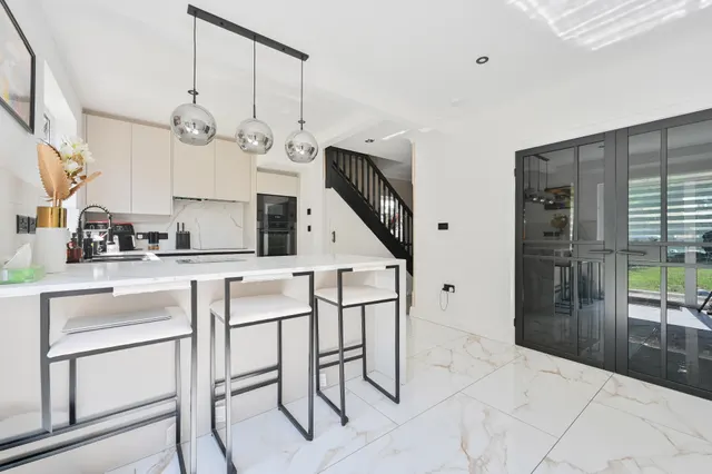 Photo 2 — 31 Gade Avenue, Watford