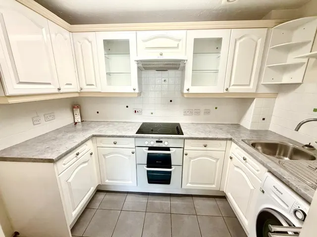 Orchid Court Albany Place, Surrey Egham, TW20, photo 3