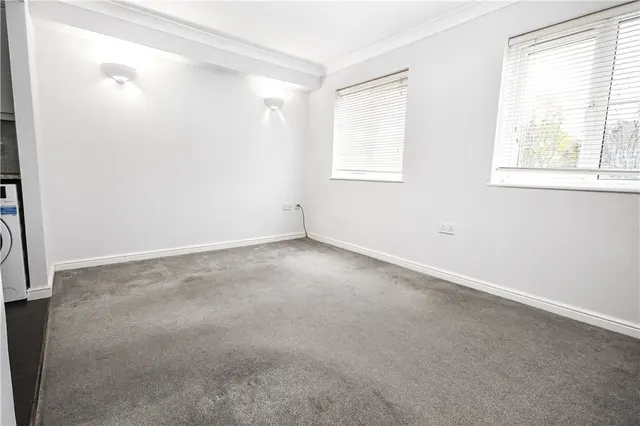 Kempton Avenue, Sunbury-on-Thames, TW16, photo 2