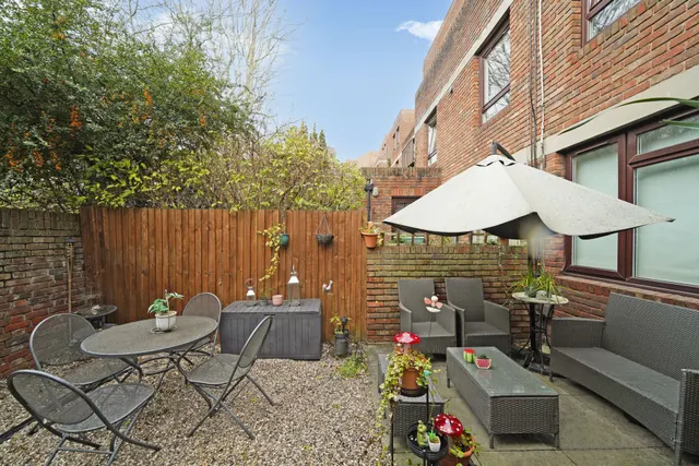 St Pauls Court, London, W14, photo 2