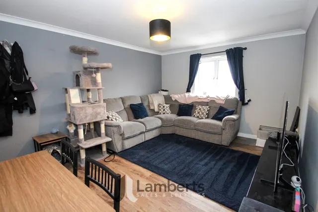 Photo 2 — 35 Yeomans Close, Redditch