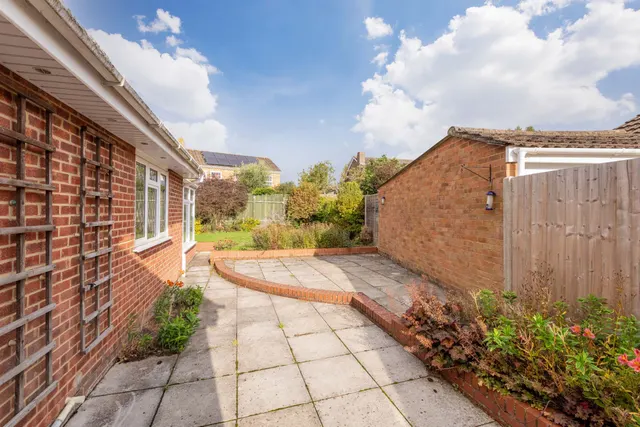 Photo 3 — Hemsdale, Cranbrook Drive, Maidenhead, Berkshire SL6 6SL