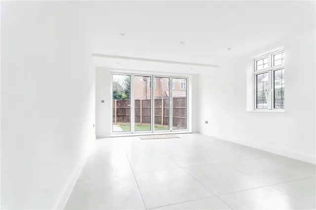Photo 3 — Kingswood Way, South Croydon, CR2