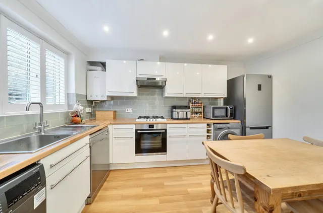 Photo 3 — Lory Ridge, Bagshot, Surrey, GU19 5BS