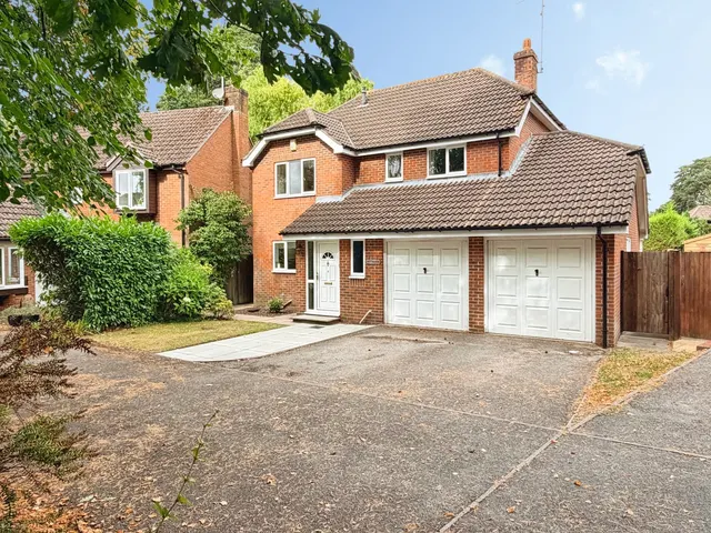 Firethorn Close, Fleet, GU52, photo 1