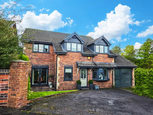 Walshaw Lane, Walshaw, BL8, photo 1